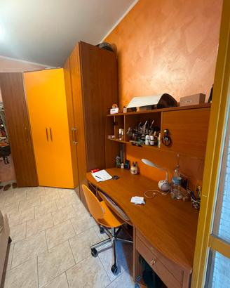  cameretta con scrivania, sedia e cassettiera
