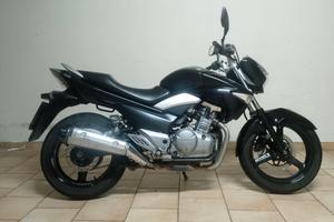 Moto Suzuki Inazuma 250 bicilindrica