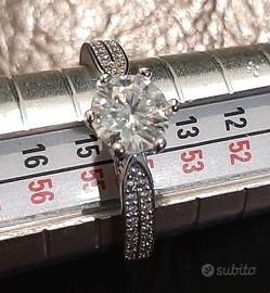Anello in argento con moissanite
