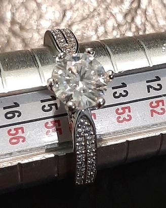 Anello in argento con moissanite