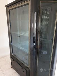 vetrinetta e tavolo con sedie