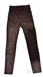 Pantaloni Stradivarius con finitura effetto pelle