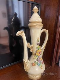 Brocca in ceramica con fiori in rilievo