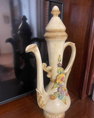 Brocca in ceramica con fiori in rilievo