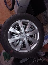 Cerchi lega Toyota Yaris con gomme invernali