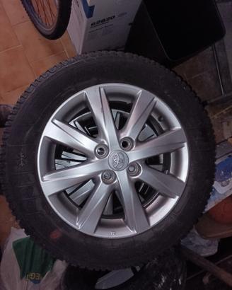 Cerchi lega Toyota Yaris con gomme invernali