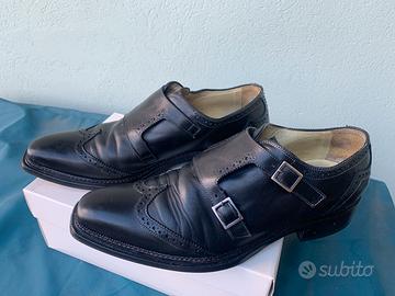 Scarpe in  cuoio con fibbie  laterali