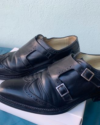Scarpe in  cuoio con fibbie  laterali