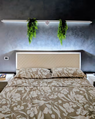 Camera da letto matrimoniale con letto conteitorr