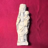 madonna con bambino in pietra arenaria bianca