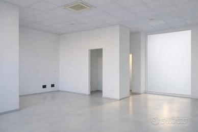 Maniago centro, 2 vetrine, magazzino, parcheggio
