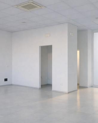 Maniago centro, 2 vetrine, magazzino, parcheggio