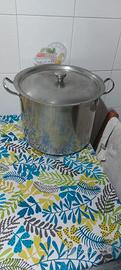 Pentola molto capiente e molto utile 