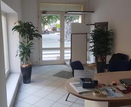 Negozio / Ufficio con bagno e cantina in Borello
