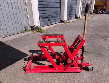 carrello elevatore per manutenzione della moto
