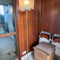 Lampada piantana in legno e vetro satinato