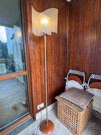 Lampada piantana in legno e vetro satinato