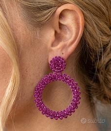Orecchini pendenti cerchio fucsia con strass