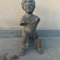 Statua da giardino putto seduto