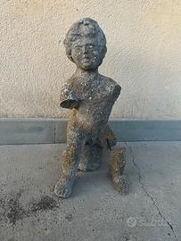 Statua da giardino putto seduto