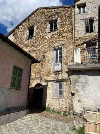 Casa di paese con giardino in centro storico