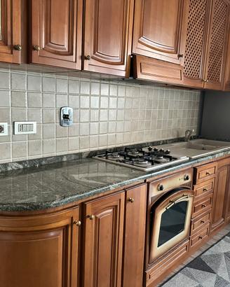 Cucina lineare in legno massello con top in m