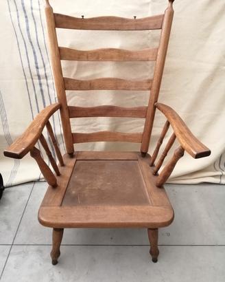 poltrona in legno con braccioli 