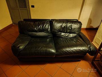 Divano a due posti in pelle nera