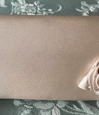 Pochette elegante in raso      -     COME NUOVA