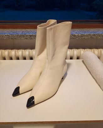 Stivaletto alto Chanel con punta lucida stile chel