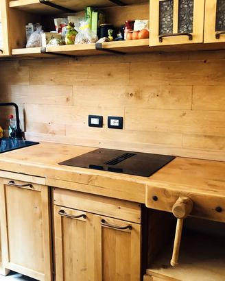 Cucina lineare +pensili mensole in legno su misura