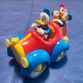 Paperino su auto 313 Disney con Qui, Quo e Qua