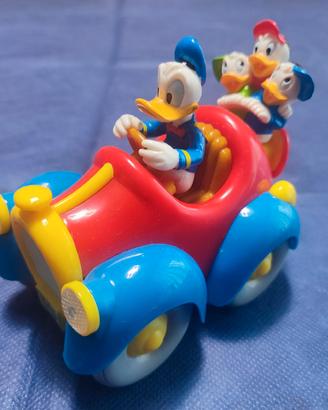 Paperino su auto 313 Disney con Qui, Quo e Qua
