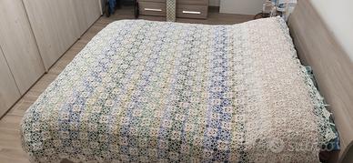 Coperta copri letto ricamata a mano