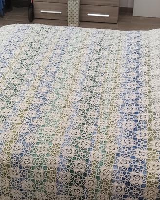 Coperta copri letto ricamata a mano