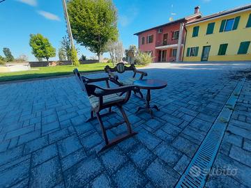 Set di poltrone con tavolino