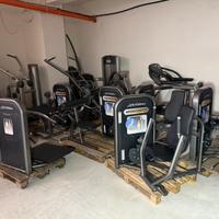 10 attrezzi palestra Life fitness