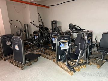 10 attrezzi palestra Life fitness
