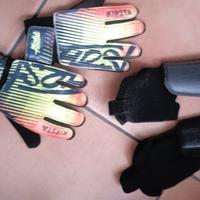 parastinchi e guanti da portiere 