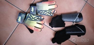 parastinchi e guanti da portiere 