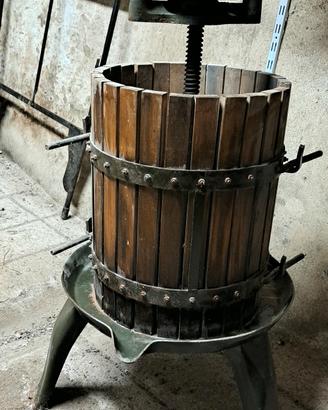 Antico torchio legno e ferro