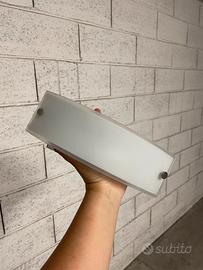 Lampada applique da parete in vetro bianco curvo