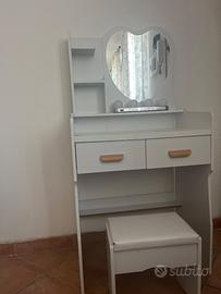 Mobile trucchi con sgabello
