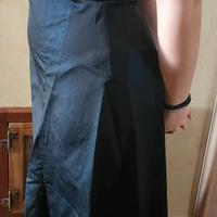 Vestito blu con spacco medio
