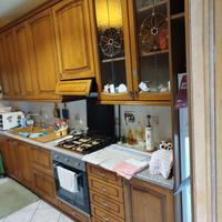 Cucina in legno e tavolo e sedie