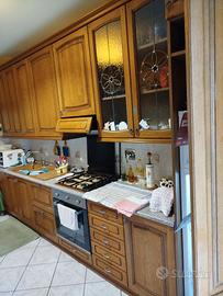 Cucina in legno e tavolo e sedie