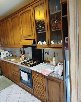 Cucina in legno e tavolo e sedie