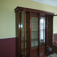 Vetrina,tavolo, sedie in piuma di noce stileimpero