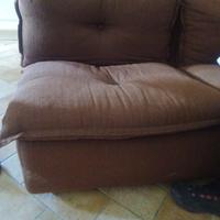 divano 6 posti colore marrone 