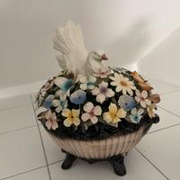 Fiori e colomba in ceramica